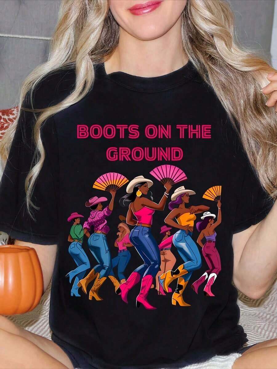 Women's Casual Short-Sleeved Crew Neck T-Shirt With A Vintage Western Cowgirl Design Featuring Fans And Boots On The Ground. A Great Gift Idea, This Plus-Size T-Shirt Is Perfect For Holiday Parties Or As A Present. Soft And Comfortable. - 黑色 - 查看 1