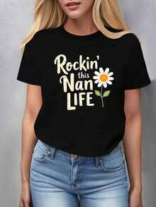 GiftCamia Women's 100% Cotton Royal Blue Daisy And Grandma Graphic Print With "Rockin' This Nan Life" Slogan, Short Sleeve, Casual And Comfortable Fit, Machine Washable For All Seasons, Ideal For Casual Outfits And Family Gatherings - Fun Gift Idea For Grandmas With Relaxed Fit And Bold Lettering, Vibrant Blue Color, Non-See-Through, Suitable For Everyday Wear, Stylish Daisy Design, Perfect For Grandma/Nana/Nanny Fans. Soft - 黑色 - 查看 1