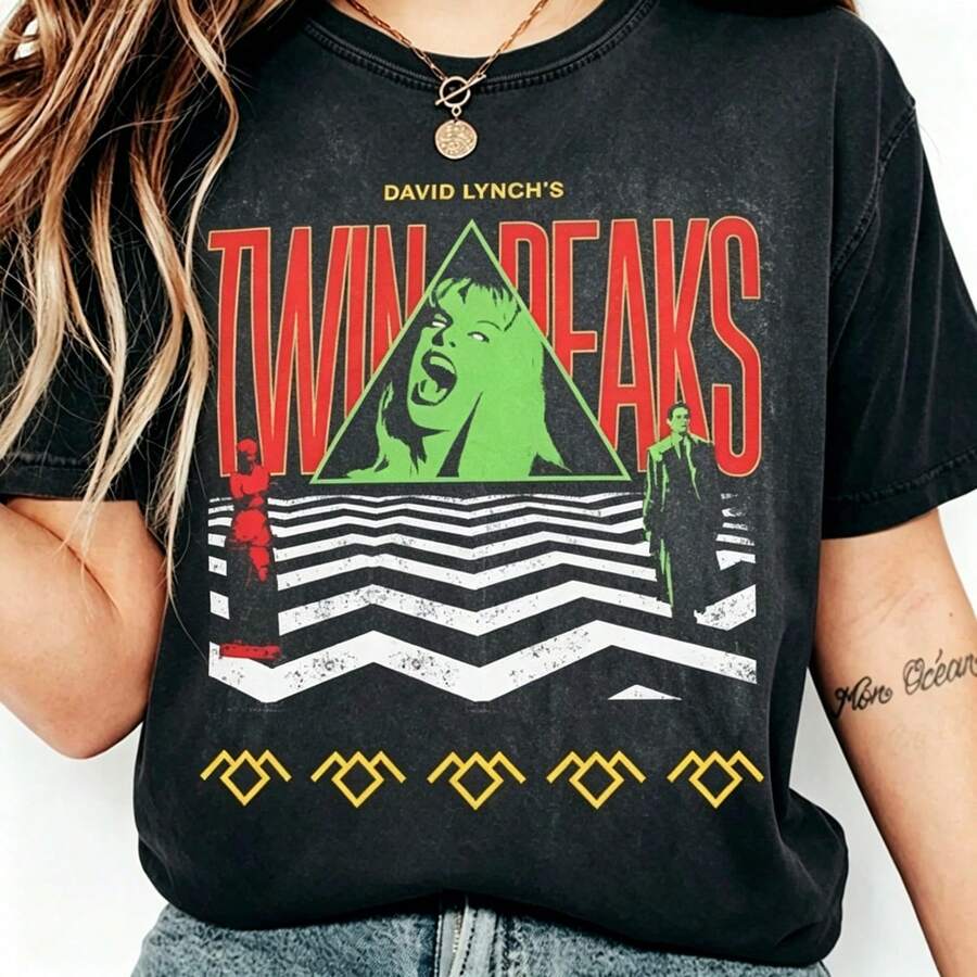 Camiseta gráfica de misterio y suspense retro | Camiseta con estampado de zigzag en blanco y negro inspirada en series de televisión vintage | Camiseta informal de algodón negro de manga corta | Camiseta con estética de clásico de culto para fans, camiseta gráfica de serie de televisión de los 90, camiseta retro de David Lynch y Laura Palmer - Negro - Ver 1
