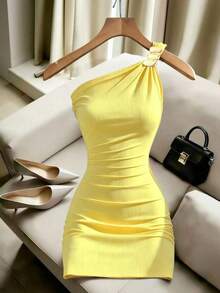 Vestido mini ajustado negro y sexy para mujer con cuello asimétrico, cintura ceñida, que estiliza la figura, espalda descubierta, versátil y elegante - Amarillo claro - Ver 3
