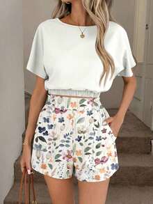 Conjunto de 2 piezas casual y elegante para primavera/verano con blusa de cuello redondo con estampado floral vintage y dobladillo recogido, y shorts con bolsillo con volante en la cintura - Multicolor 4 - Ver 3