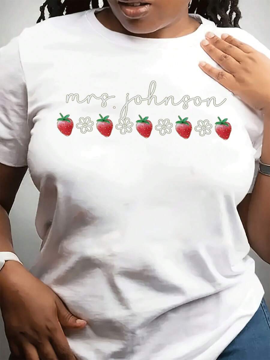 Plus Size - Women's Plus Size T-Shirt With "Mrs. Johnson" Strawberry And Clover Print - Teacher's Day Gift, Casual White T-Shirt For Women, Teacher Appreciation Clothing | Casual Style T-Shirt | Stretchy Fabric, Teacher Appreciation Gift | Fun Print | Comfortable Fit, Teacher Appreciation Gifts. Suitable For Spring, Summer, And Fall. - 白色 - 查看 1