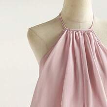 Vestido mini de verano con cuello halter, espalda descubierta y volante en el bajo, de color liso y sencillo para mujer - Rosa - Ver 4