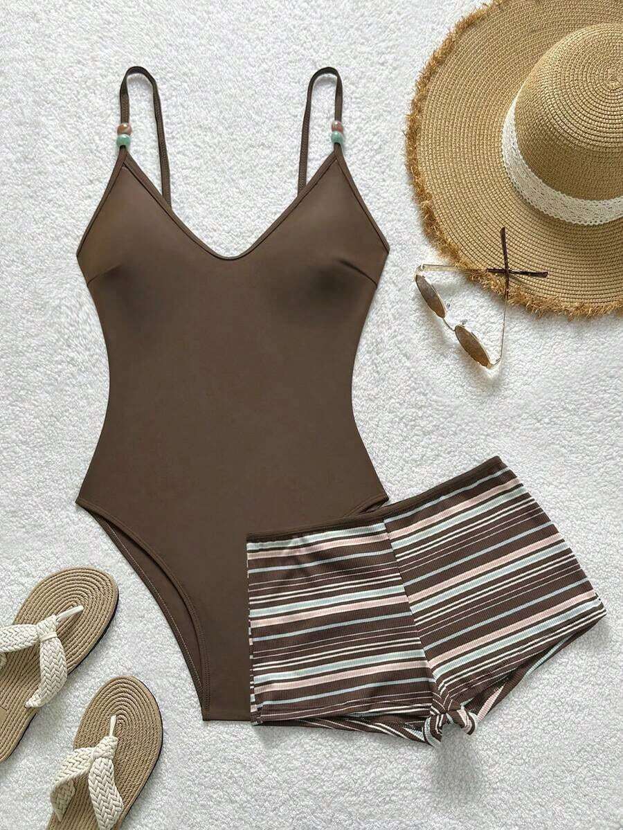 Conjunto de ropa casual para mujer, atuendo de playa de verano, vacaciones, ropa marrón, traje de baño de un solo color minimalista con cuentas y top tipo camiseta, y shorts a rayas en contraste - Multicolor - Ver 1