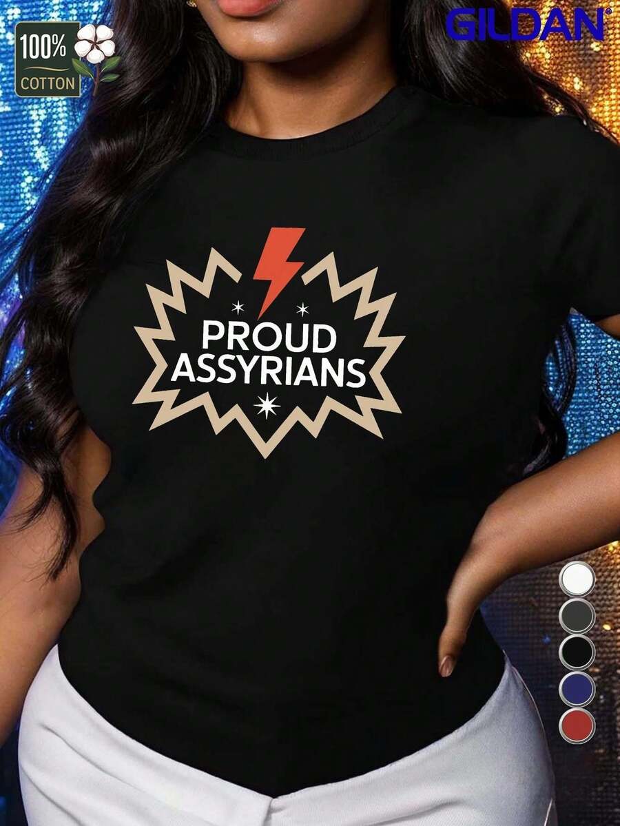Camiseta Estampada para Mujer con Diseño de Explosión de Estrellas y Texto PROUD ASSRIANS - Camiseta Negra Casual de Manga Corta y Cuello Redondo, Corte Relajado para Todas las Estaciones, Perfecta para Uso Diario y Vacaciones (Lavable aáquina). - Negro - Ver 1