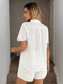 Set de 2 piezas de blusa con cuello abierto y textura calada bordada y pantalones cortos decorados con bolsillo para mujer, conjunto informal/de vacaciones elegante - Blanco - Ver 2