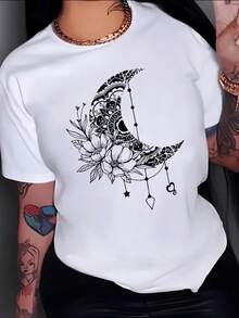 Media luna adornada con flores y símbolos colgantes que representan armonía sueños y energía femenina combinando arte celestial con motivos naturales camiseta de mujer casual moderna y cómoda - Blanco - Ver 8