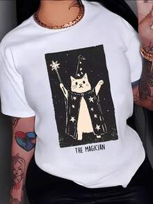 Magical Cat With A Starry Cape Raising A Wand On A Night Stage Symbolizing Positive Energy, Creativity, And Inner Power. Women's Casual, Modern, Comfortable T-Shirt For Everyday Wear. - 白色 - 查看 1