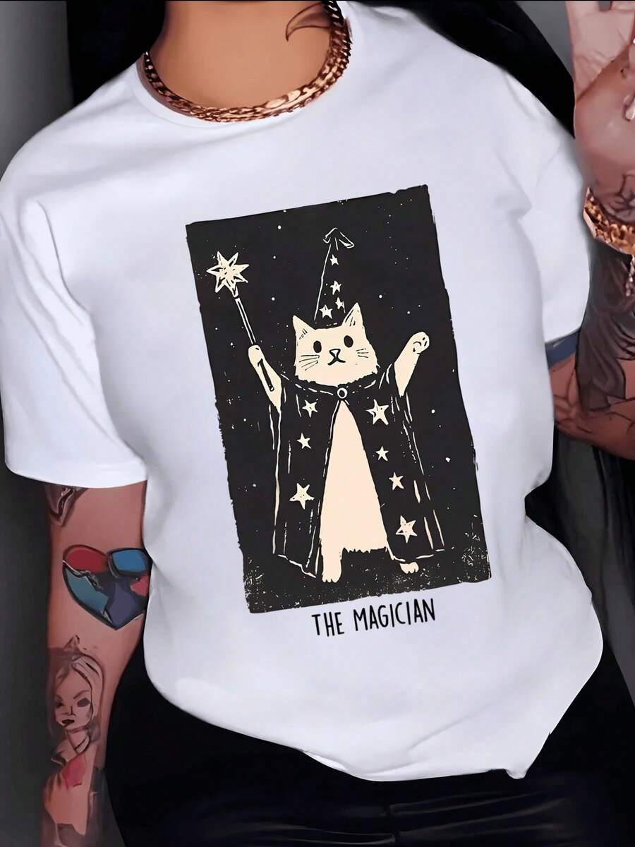 Magical Cat With A Starry Cape Raising A Wand On A Night Stage Symbolizing Positive Energy, Creativity, And Inner Power. Women's Casual, Modern, Comfortable T-Shirt For Everyday Wear. - 白色 - 查看 1