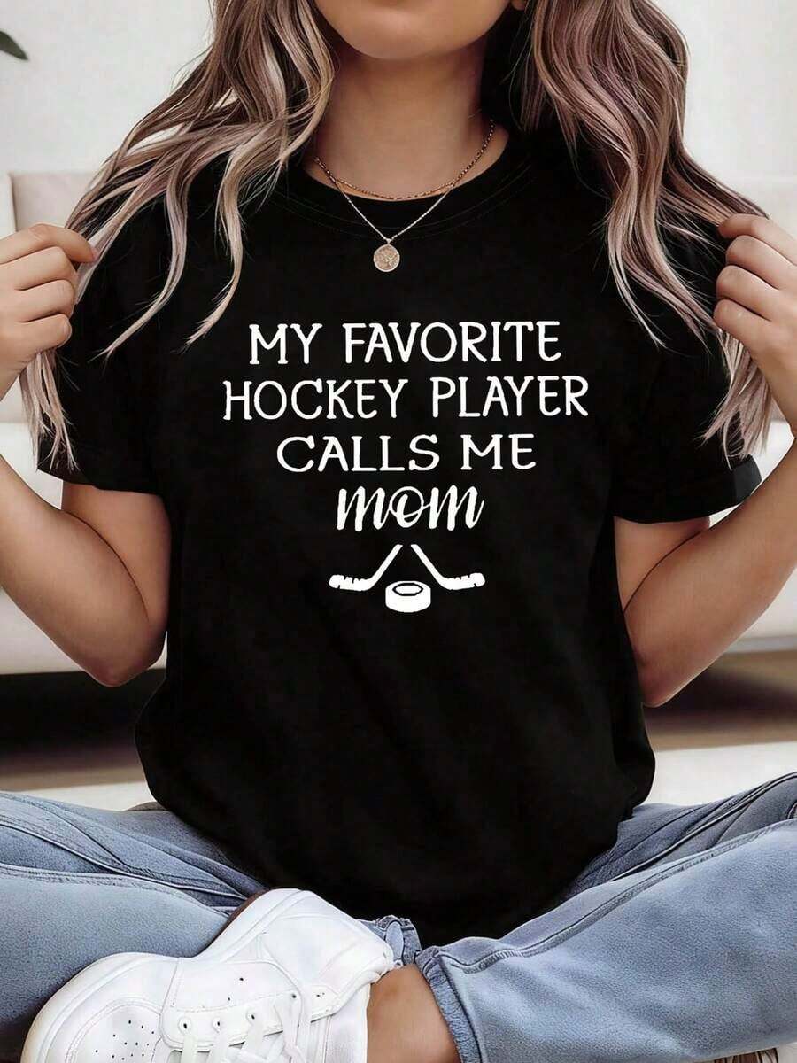 Suave, transpirable y ligera para comodidad durante todo el día, Camiseta de Hockey para Mujer "MI JUGADORA DE HOCKEY FAVORITA ME LLAMA Mamá" - Camiseta Casual de Manga Corta con Cuello Redondo y Estampado de Jugadora de Hockey, Blusa de Primavera Verano Adecuada para Mamás de Hockey, Eventos y Atuendos Casuales. Cuello redondo clásico con un corte relajado que favorece todas las formas del cuerpo y es fácil de combinar con jeans, shorts y leggings. - Negro - Ver 1