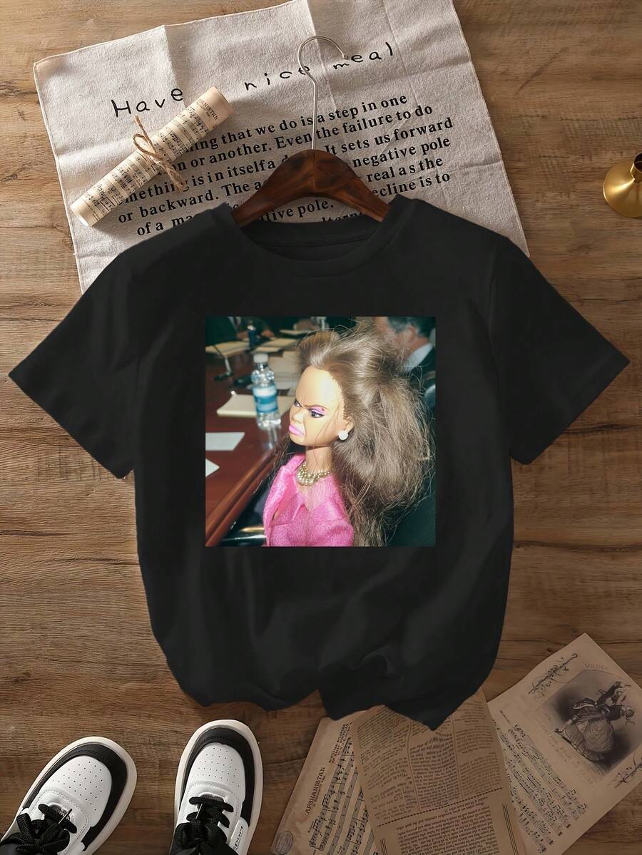 Una camiseta de mujer de manga corta, holgada, moderna, retro y elegante, adecuada para actividades al aire libre en primavera y verano, con un divertido estampado de muñeca, cuello redondo y estilo casual, ideal para usar en primavera y verano, ropa de mujer.blusas para mujer,blusas casuales para dama,tops,, mujer premium,y2k,playeras de mujer curvy,ofertas y liquidaciones ropa mujer,playeras deportivas para mujer,,playeras de hombre, mujer,blusas>elegante PBNS - Negro - Ver 1