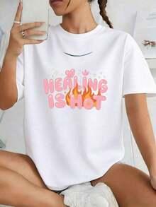 PremiumLoose Wo's White Selfie T-Shirt, Decorated With The Pink Text "IS HOT", Small Heart Patterns And Orange Flames, Casual Crew Neck Design, Soft And Suitable For Everyday Indoor Wear, An Ideal Choice For Selfie Enthusiasts. Gift Idea. - 白色 - 查看 1