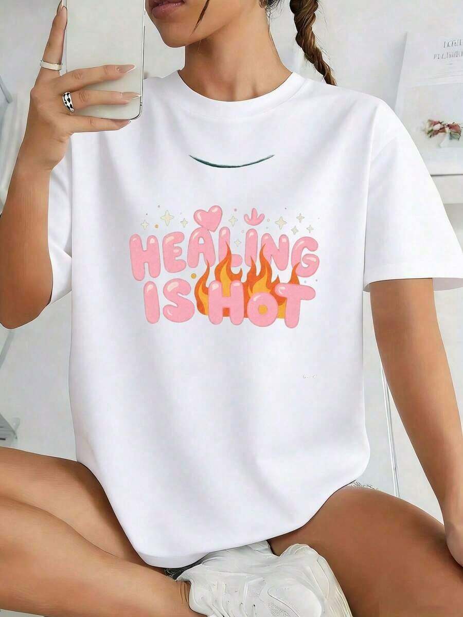 PremiumLoose Wo's White Selfie T-Shirt, Decorated With The Pink Text "IS HOT", Small Heart Patterns And Orange Flames, Casual Crew Neck Design, Soft And Suitable For Everyday Indoor Wear, An Ideal Choice For Selfie Enthusiasts. Gift Idea. - 白色 - 查看 1