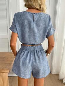 Conjunto de 2 piezas casual y elegante para primavera/verano con blusa de cuello redondo con estampado floral vintage y dobladillo recogido, y shorts con bolsillo con volante en la cintura - Azul - Ver 3