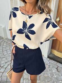 Conjunto de 2 piezas casual y elegante para primavera/verano con blusa de cuello redondo con estampado floral vintage y dobladillo recogido, y shorts con bolsillo con volante en la cintura - Multicolor 8 - Ver 4