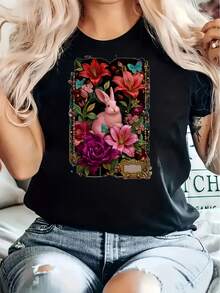 Una camiseta divertida con un conejo rosa rodeado de flores y mariposas brillantes, perfecta para el uso diario.Apto para todos, ¡felices Pascuas! 180g 100% Algodón - Negro - Ver 5