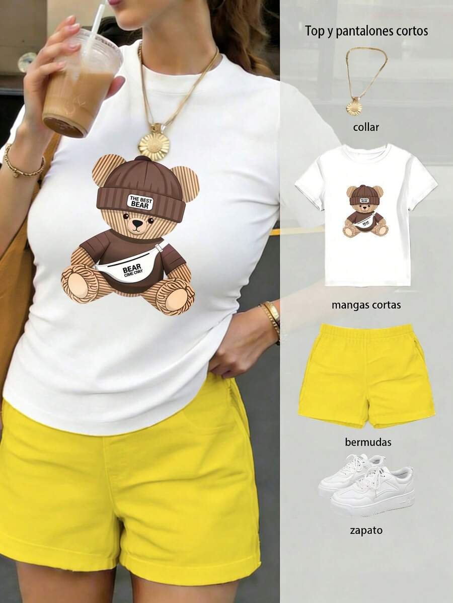 Conjunto de blusa y pantalones cortos para mujer, patrón de oso con gorro de punto y bolso cruzado, combinación de tonos café, estilo vintage - Camiseta blanca + pantalones cortos amarillos - Ver 1