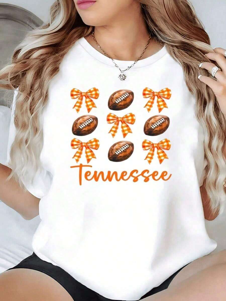 100% Cotton. The Print Features American Footballs Surrounded By Orange Checkered Ribbons, Symbolizing Energy And Sporting Passion. Soft, 100% Cotton Women's T-Shirt, Comfortable For Everyday Wear. Women's Simple Solid Color T-Shirt, Loose And Slim Fit Casual Short Sleeve - 白色的 - 查看 1