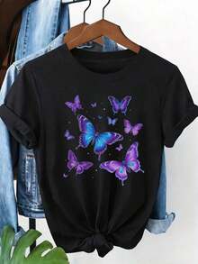 The PremiumFashion Wo Cropped Top Features A Butterfly Design, A Front Tie Detail, Short Rolled Sleeves, And A Stylish Purple And Blue Butterfly Print. This Casual Summer Top Is Perfect For Layering Over A Denim Jacket And Was Photographed With A Malaysian Leaf Pattern. New Women's Summer T-Shirt, Casual And Comfortable With A Crew Neck. Gift Idea. - 黑色 - 查看 7