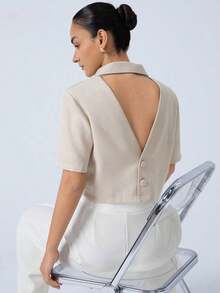 Nueva chaqueta elegante y sofisticada de tela texturizada con cuello de solapa, diseño de espalda cruzada, cintura corta y mangas cortas para estilizar la figura de la mujer - Beis - Ver 5
