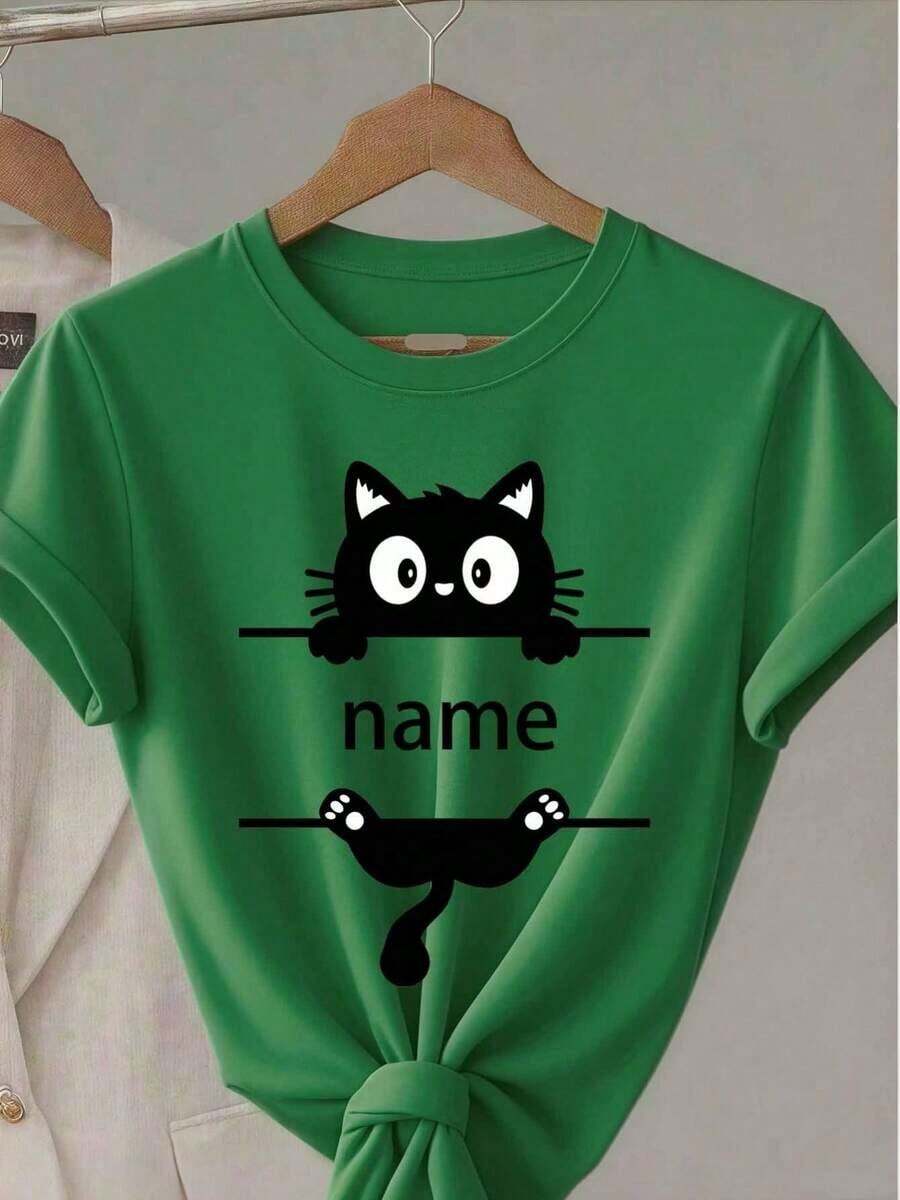 Under The Radar Personalized T-Shirt With Adorable Black Cat Design: Striped Design + Personalized Name, Create Your Own Unique Cuteness. Custom Printing With A Dedicated Space For The "Name" To Create Your T-Shirt With A Festive And Adorable Logo. Casual T-Shirt For Women And Ladies, Ideal For Mothers And Daughters - Unisex Loose Cotton Short Sleeve Crew Neck T-Shirt, Urban Vintage Style. - 綠色 - 查看 1
