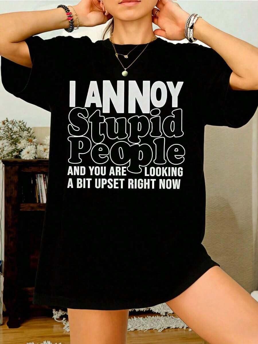 Women's T-Shirt With A Fun Print: "I ANNOY Stupid People And You Are Looking A Bit Upset Right Now." This Oversized Cotton T-Shirt Is Perfect For Summer, Casual Wear, And Everyday Use. It Features A Round Neck And Short Sleeves, Making It An Excellent Gift For Friends And Family. Made From 100% Cotton, It Boasts A Youthful And Modern Design. - 黑色 - 查看 1