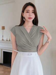Camiseta de verano para mujer de unicolor con cuello en V cruzado y pliegues ajustados - Gris - Ver 1