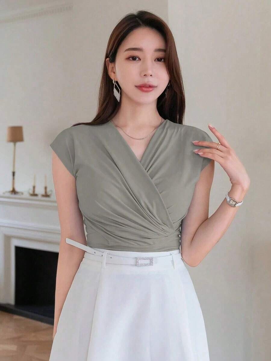 Camiseta de verano para mujer de unicolor con cuello en V cruzado y pliegues ajustados - Gris - Ver 1
