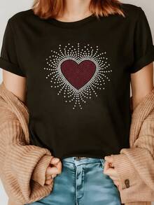 A Red Heart Surrounded By Bright Sparkles Symbolizes Sincere Love, Inner Strength, And Positive Energy Emanating From The Soul. A Modern, Casual Women's T-Shirt For Comfortable And Attractive Everyday Wear. - 黑色 - 查看 8
