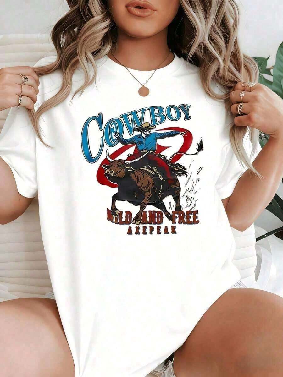 Short-Sleeve Blouse. Cute Cowboy Riding A Bull With A Red Background Symbolizing Strength, Freedom, And An Indomitable Spirit. Women's T-Shirt, 220g Cotton. Casual Blouses For Women. 100% Cotton. - 白色的 - 查看 1