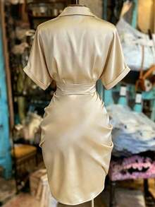 Vestido camisa de manga corta con cuello, abotonadura sencilla y cintura con lazo - Dorado - Ver 2