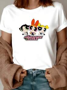Tres figuras animadas coloridas simbolizan energía ternura y unión femenina con tonos vibrantes y formas redondeadas que transmiten alegría fuerza y amistad camiseta de mujer casual moderna cómoda ideal para uso diario - Blanco - Ver 1