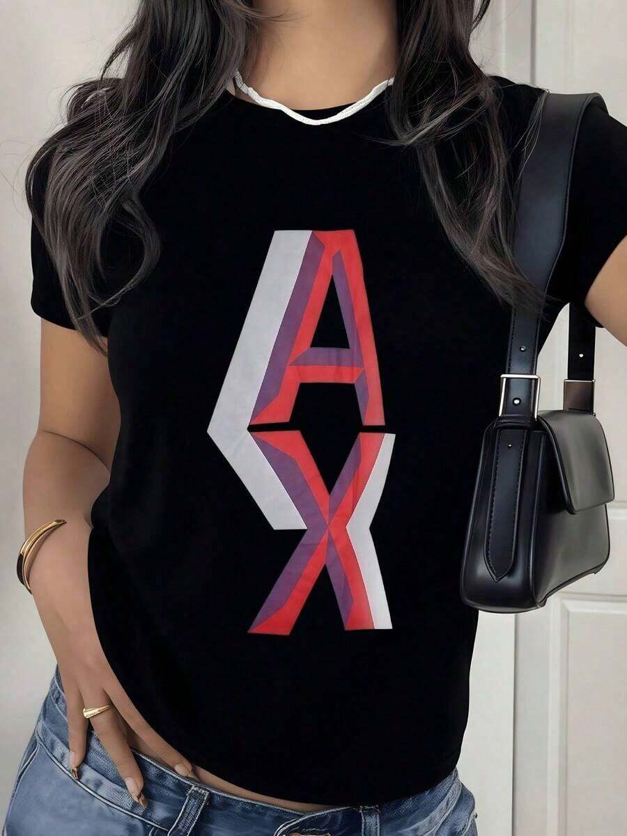 Figura geométrica tridimensional en tonos rojos morados y blancos que representa fuerza equilibrio y modernidad en contraste elegante con el fondo oscuro camiseta de mujer casual y cómoda para uso diarioSuitable for spring, summer and autumn - Negro - Ver 1
