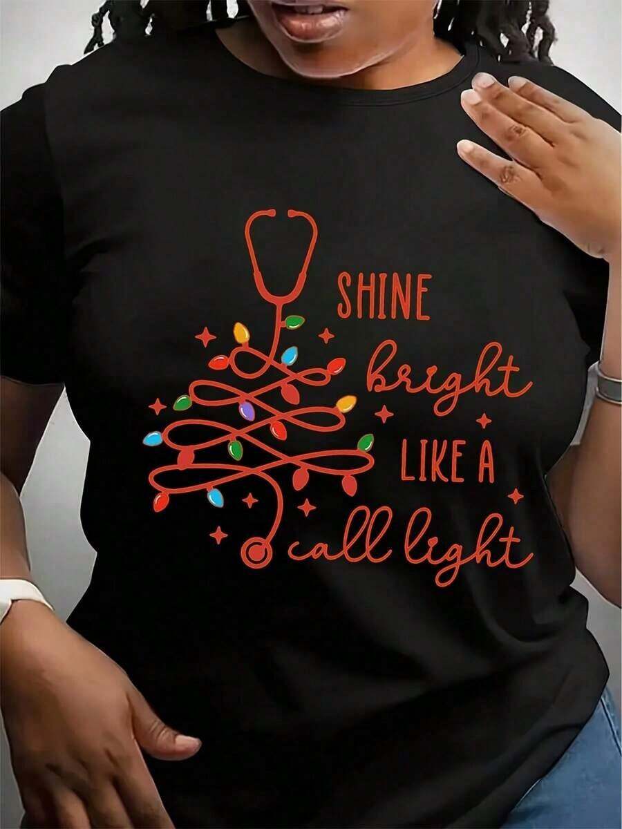 Suave, transpirable y ligero para comodidad durante todo el día. Camiseta divertida de Navidad para enfermeras, regalos navideños para enfermeras, camiseta navideña, brilla como una luz de emergencia, camiseta navideña para enfermeras. Cuello redondo clásico con un corte relajado que favorece todas las formas del cuerpo y es fácil de combinar con jeans, pantalones cortos y leggings. - Negro - Ver 1