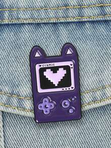 1 pieza Broche de esmalte de consola de juegos con diseño de oreja de gato pixelado, divertido texto "Cosmic" y color morado, accesorio de moda, regalo para amigos - Morado - Ver 4