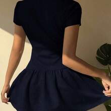 Vestido casual de manga corta de un solo color con volantes en el bajo y abotonadura - Azul marino - Ver 3