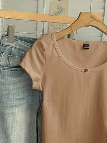 Camiseta ajustada de mujer con cuello de pico, manga raglán y patrón minimalista, 95% algodón, color caqui - Caqui - Ver 5