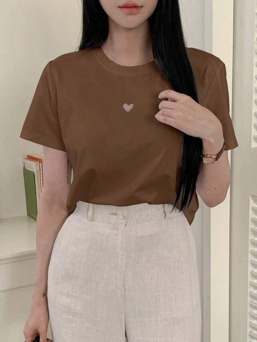 Camiseta casual de manga corta con cuello redondo, corazón hueco y unicolor para mujer - Café integral - Ver 1