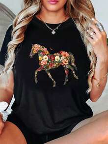 Simple And Versatile Design: The Soft Touch Of Nature. The Silhouette Of A Seahorse Composed Of Colorful Flowers, Adorned With Butterfly Motifs, Is Printed On A Modern And Casual Women's Crew Neck Cotton T-Shirt, Ideal For Spring And Summer. - 黑色 - 查看 7