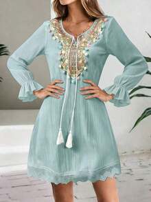 Vestido de mujer con cuello bordado en V, detalles con borlas de colores, mangas largas con volantes, decoración con borlas, vestido elegante de playa y vacaciones para primavera - verde menta - Ver 3