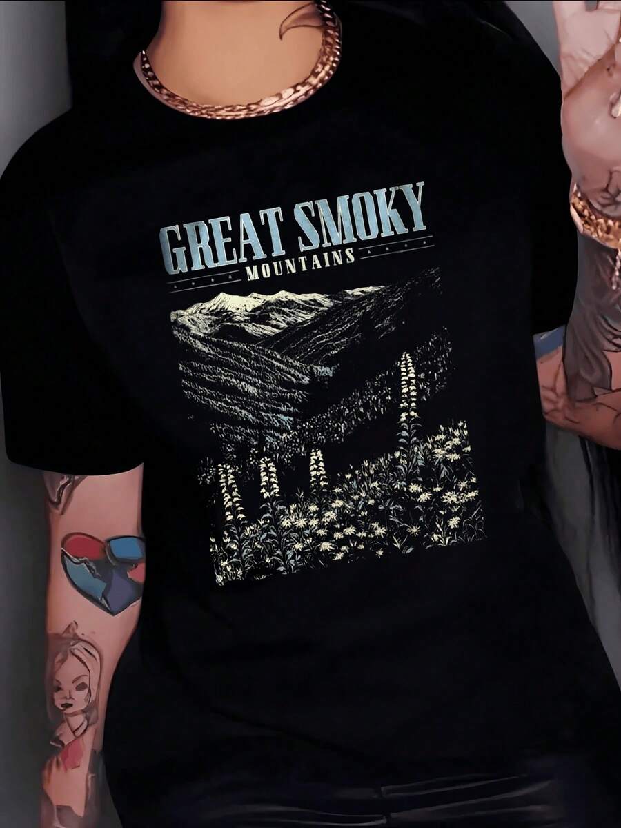 Montañas majestuosas rodeadas de nubes y campos floridos representan la libertad y la conexión con la naturaleza profunda camiseta de mujer casual moderna cómoda para uso diario - Negro - Ver 1