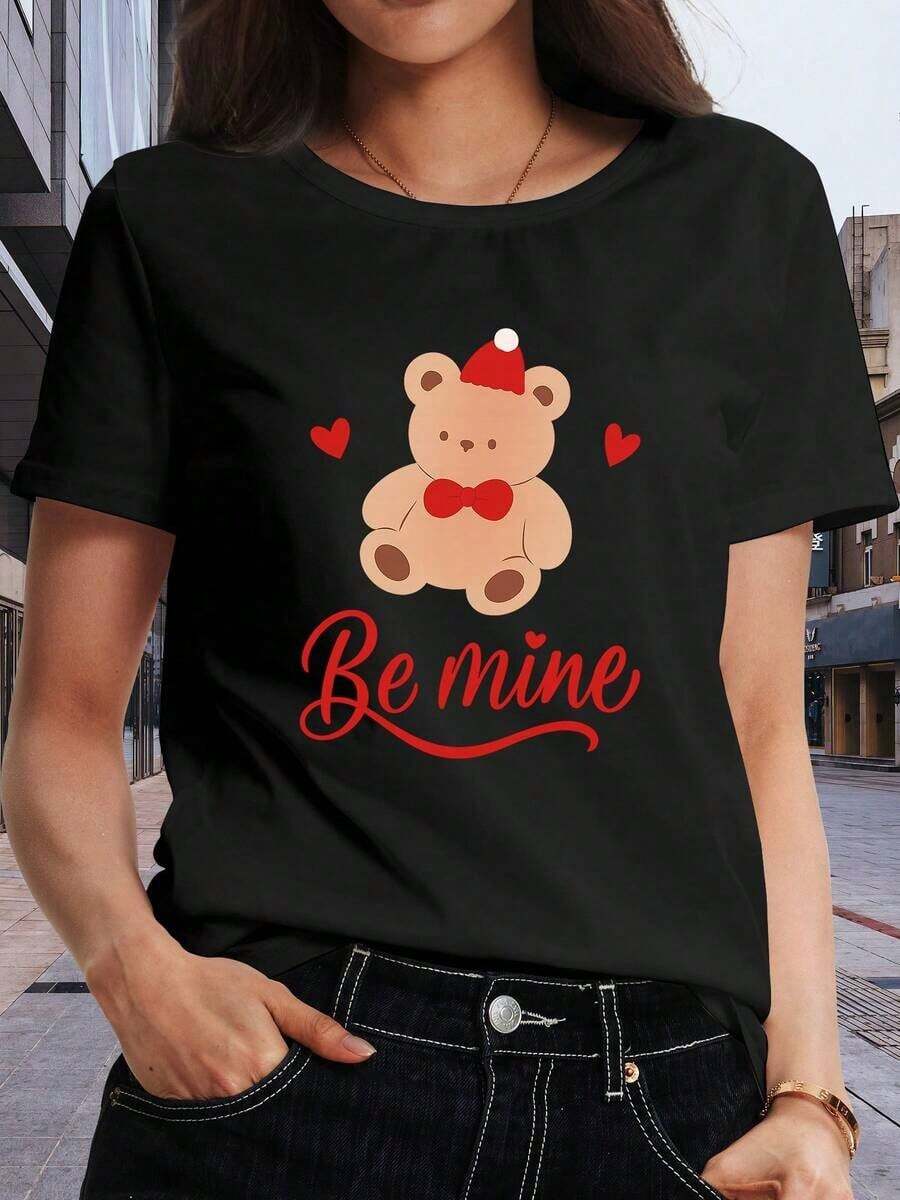 Camiseta de punto con diseño de oso "Pasa tiempo conmigo" para el Día de San Valentín - Gorro rojo, pajarita y decoración en forma de corazón combinados con un acogedor diseño de oso, base blanca suave - Camiseta cómoda y holgada, adecuada para regalar y para citas románticas, un artículo imprescindible para primavera, verano y otoño, camiseta casual de manga corta. 100% Algodón - Estilo Vintage Urbano Unisex, Camiseta Holgada de Manga Corta con Cuello Redondo de Algodón, blusas para mujer. blusas.blusas casuales para dama.Impresión de osos cariñosos.Camiseta estampada Impresión de osos cariñosos. - Negro - Ver 1