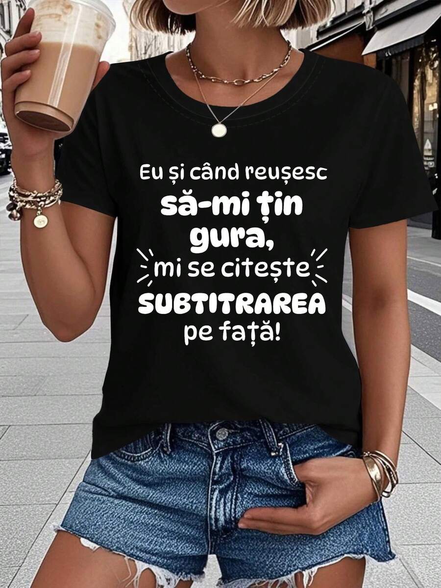 Even When I Manage To Keep My Mouth Closed, The Subtitles Are Written All Over My Face. Women's Short-Sleeved T-Shirt With A Round Neck And Text Print, Ideal For Spring And Summer. Casual Women's T-Shirt With A Print, Short Sleeves, And A Round Neck; Local Streetwear For Spring/Summer. - 黑色 - 查看 1
