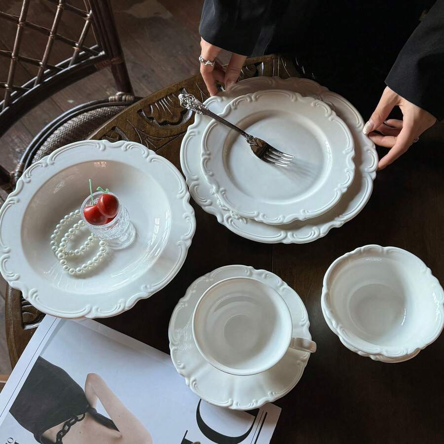 1 chiếc đĩa sứ dập nổi kiểu Pháp, đĩa tráng miệng trang nhã dùng cho trà chiều, bộ đồ ăn cao cấp kiểu phương Tây. - trắng - Xem 1
