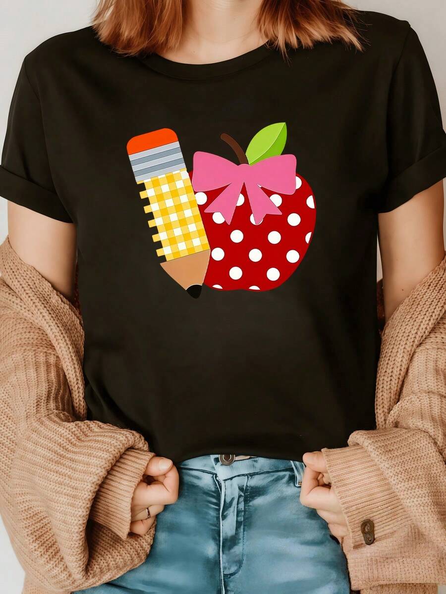 A Red Apple With White Spots, Accompanied By A Yellow Pencil With Gray Details And A Large Pink Bow, Conveys Creativity, Joy, And School Spirit. A Modern And Comfortable Casual Women's T-Shirt. - 黑色 - 查看 1