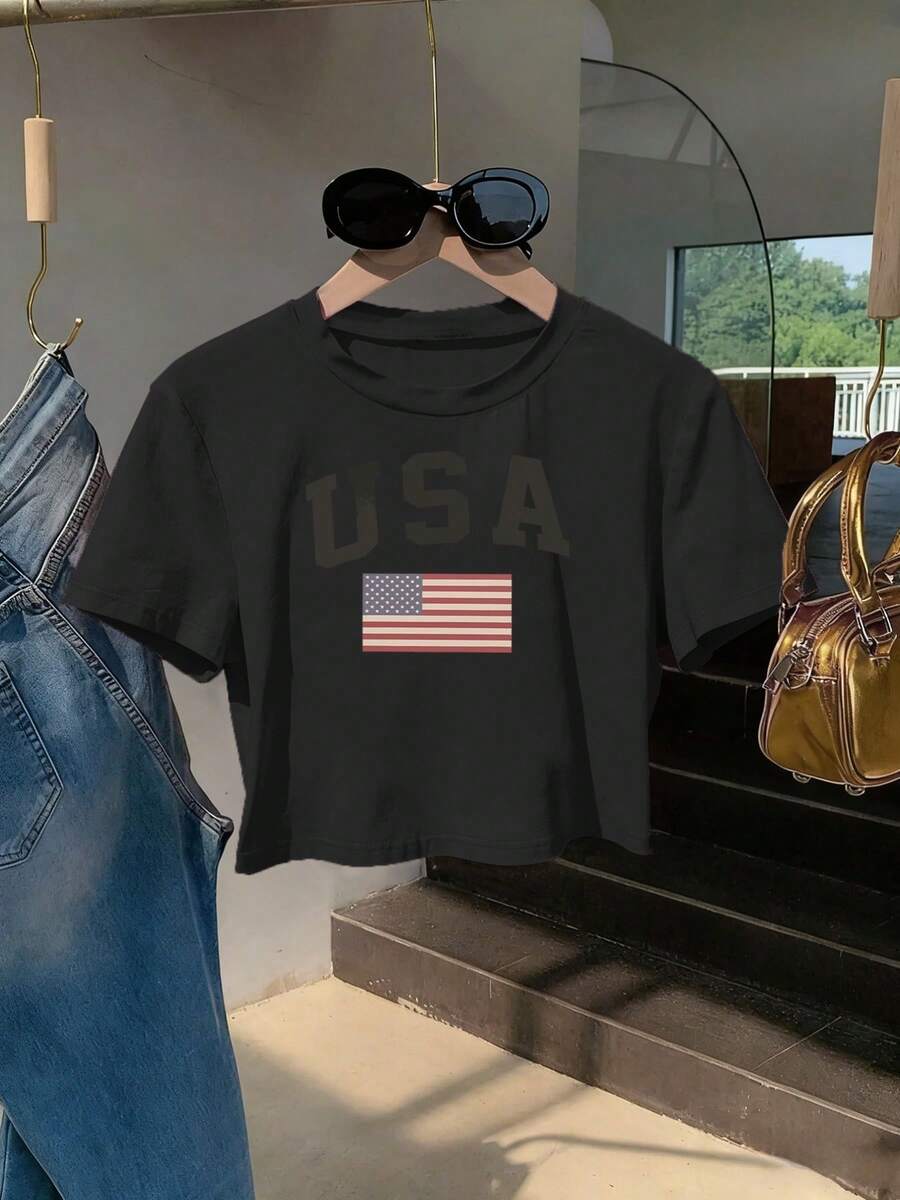 Women's Short-Sleeve Round-Neck T-Shirt, Casual Y2K Slim-Fit Cropped Top, Stylish And Figure-Flattering, 100% Polyester , Machine Washable And Easy To Care For, With A Casual Design Featuring The American Flag And "USA" Lettering Print. Printed Design, New Summer 2026 Collection, Suitable For Travel, Outdoor Activities, And Daily Wear - New Summer Cropped Top, Y2K Style Short Sleeve Cotton T-Shirt, Vacation & Beach Style, Suitable For Sports And Daily Wear - 黑色 - 查看 1