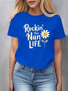 GiftCamia Women's 100% Cotton Royal Blue Daisy And Grandma Graphic Print With "Rockin' This Nan Life" Slogan, Short Sleeve, Casual And Comfortable Fit, Machine Washable For All Seasons, Ideal For Casual Outfits And Family Gatherings - Fun Gift Idea For Grandmas With Relaxed Fit And Bold Lettering, Vibrant Blue Color, Non-See-Through, Suitable For Everyday Wear, Stylish Daisy Design, Perfect For Grandma/Nana/Nanny Fans. Soft - 藍色的 - 查看 1
