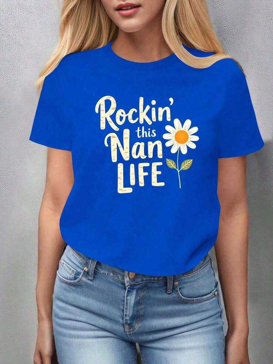 GiftCamia Women's 100% Cotton Royal Blue Daisy And Grandma Graphic Print With "Rockin' This Nan Life" Slogan, Short Sleeve, Casual And Comfortable Fit, Machine Washable For All Seasons, Ideal For Casual Outfits And Family Gatherings - Fun Gift Idea For Grandmas With Relaxed Fit And Bold Lettering, Vibrant Blue Color, Non-See-Through, Suitable For Everyday Wear, Stylish Daisy Design, Perfect For Grandma/Nana/Nanny Fans. Soft - 藍色的 - 查看 1