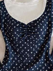 Camiseta de mujer de manga corta con cuello en V y lunares blancos de encaje, top corto con cintura fruncida y volantes en el bajo, estilo dulce y picante - Azul marino - Ver 3