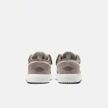 Giày bóng rổ JORDAN 1 LOW ALT (PS) cho trẻ nhỏ DR9748-026 - Màu nâu  Mocha - Xem 4